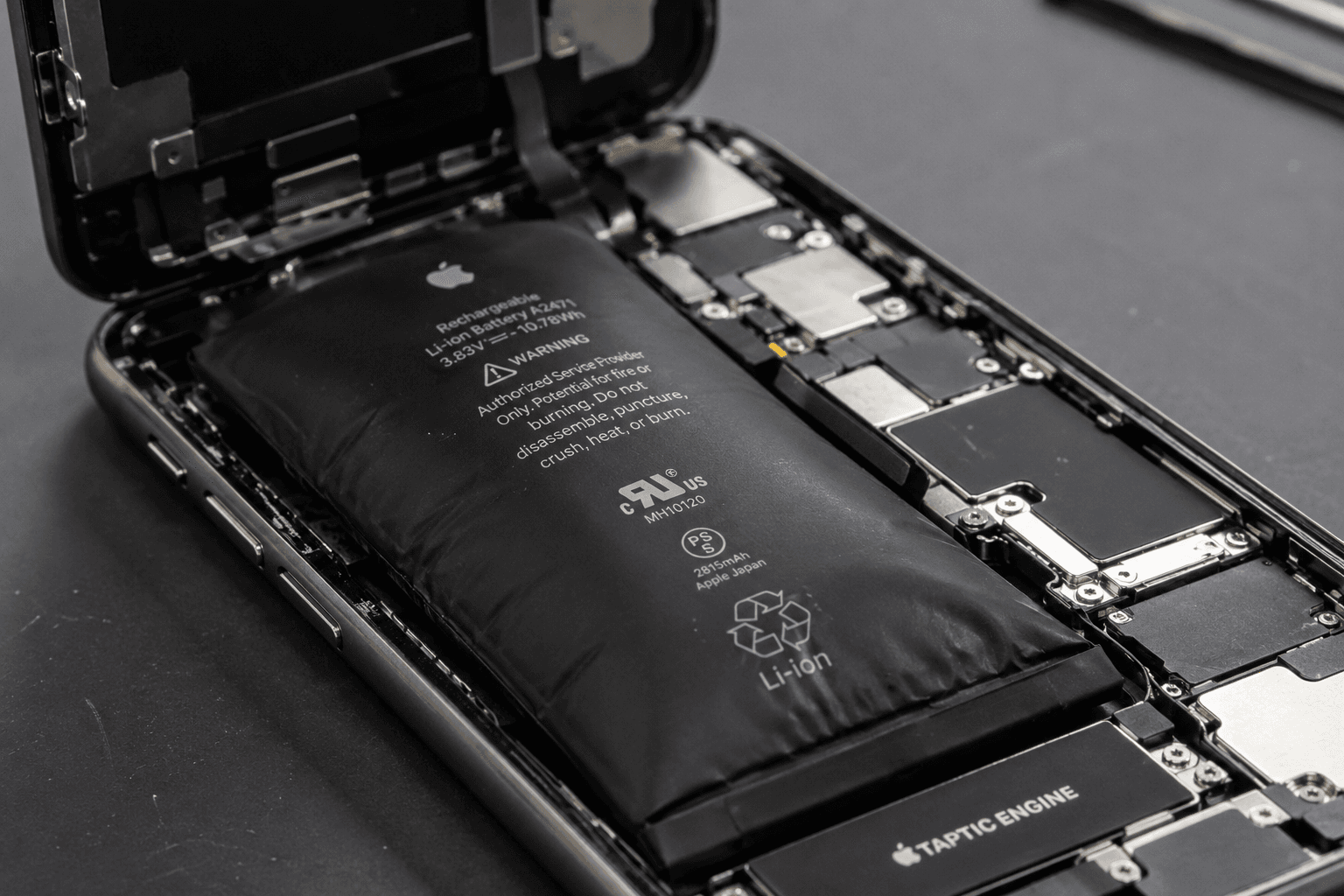 Batterie gonflée d'un iPhone ouverte en atelier