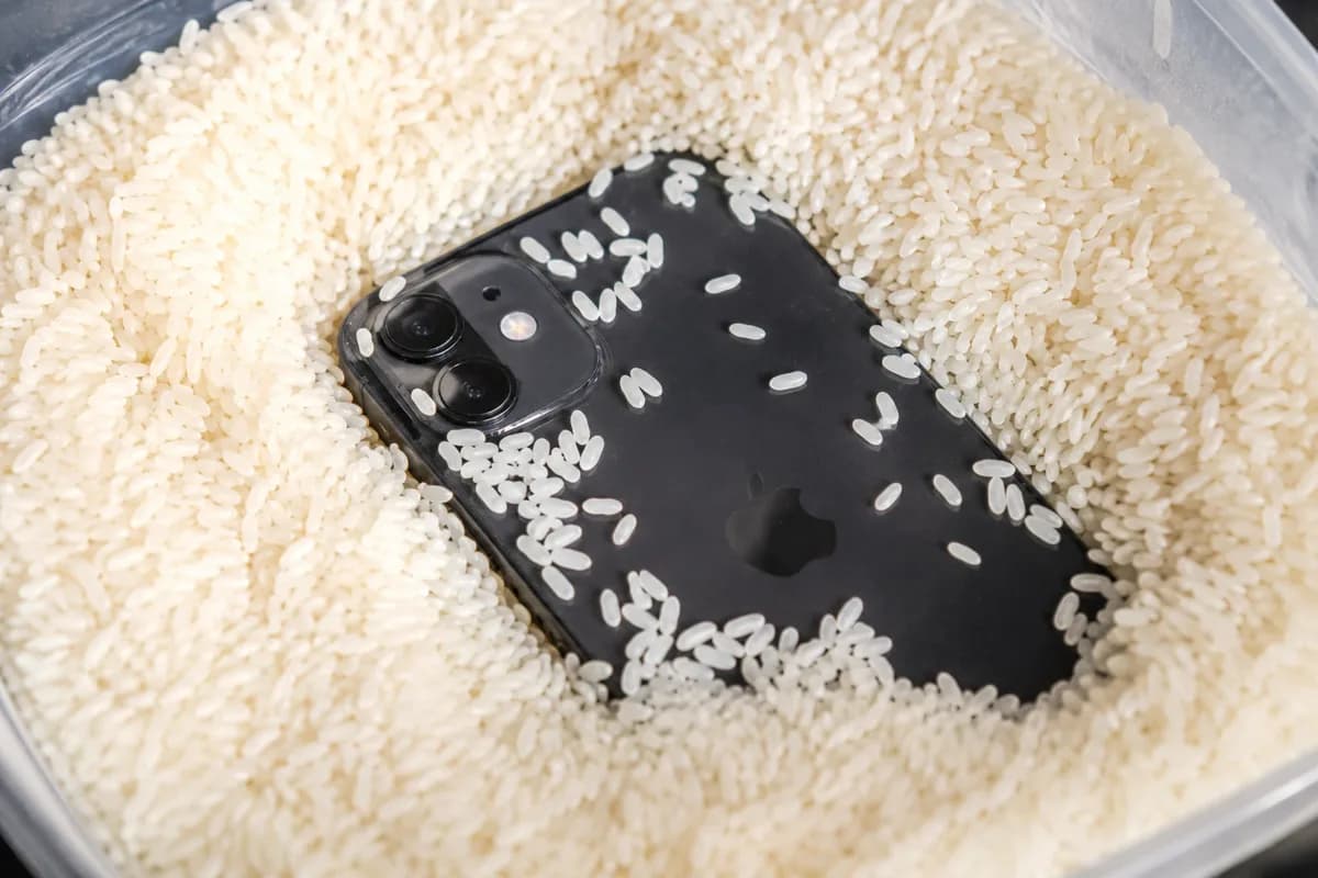 iPhone posé dans du riz — méthode inefficace